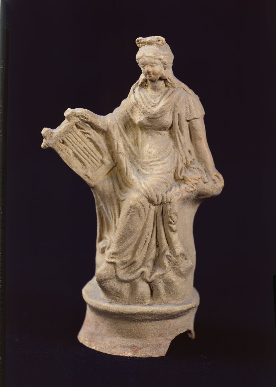 Statuette af Erato siddende, fra Myrina, Tyrkiet af Greek