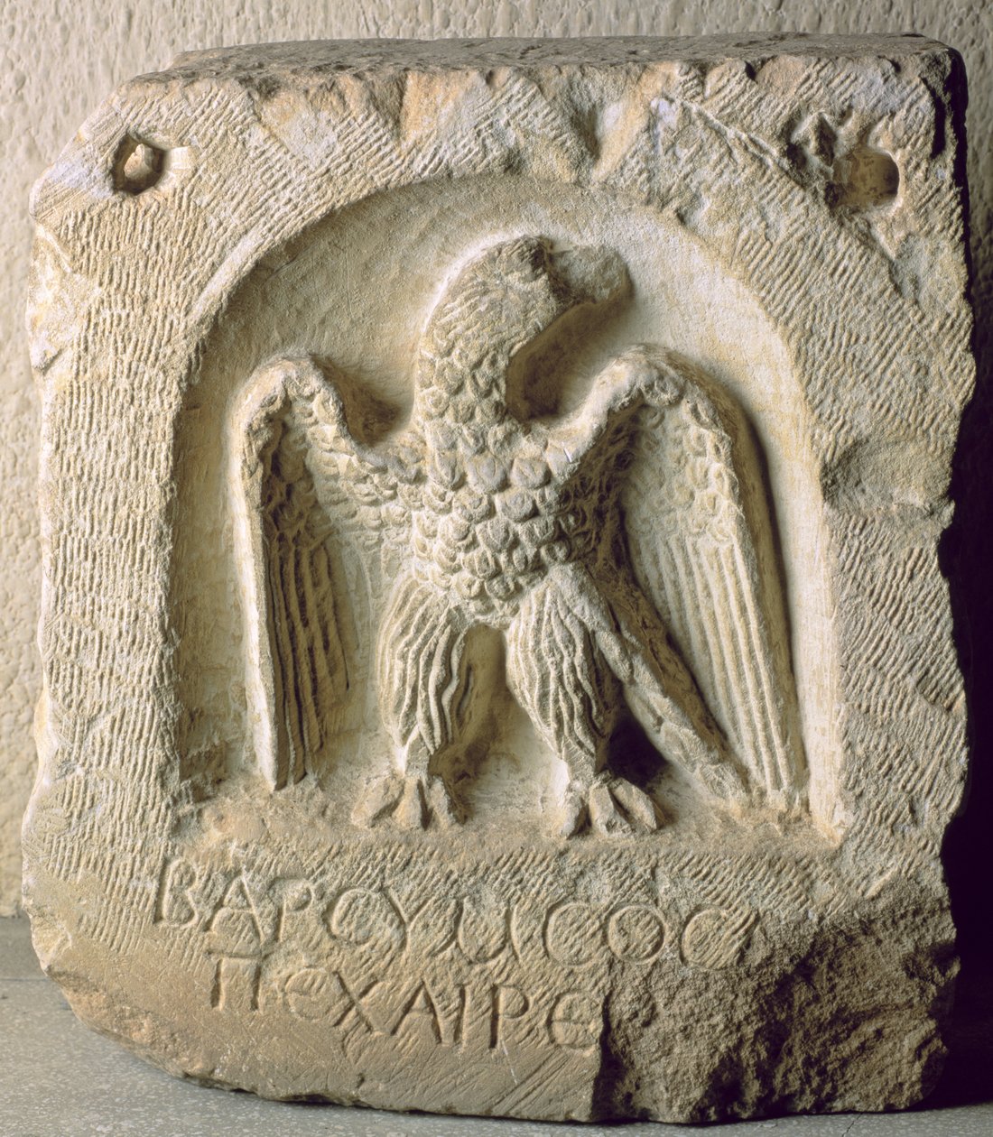 Gravsten med figuren af en ørn (kalksten) af Greek
