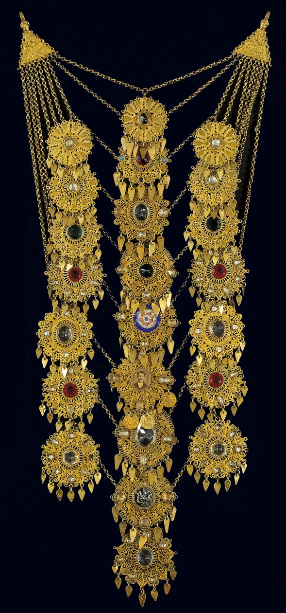 Pectoral kædepynt båret af en brud, fra Attiki (forgyldt sølv, filigran, turkis og glasædelstene) af Greek School