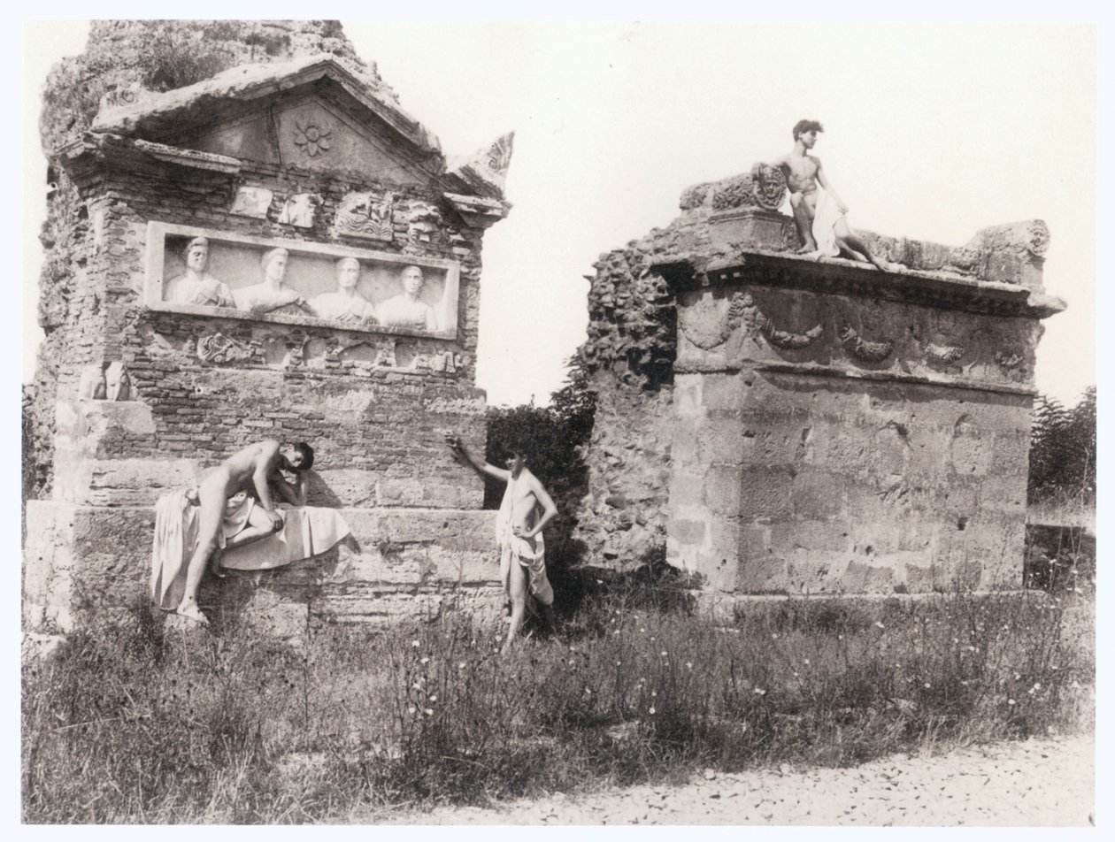 Drenge blandt grave (foto) af Guglielmo (1852 1930) Plüschow