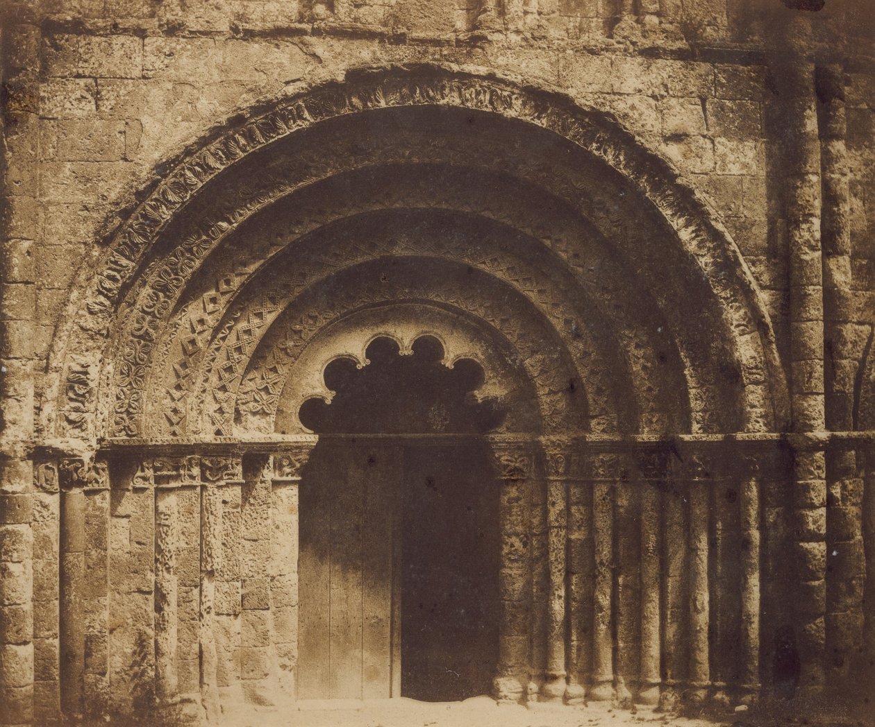 Midterste portal af Aubeterre, 1851. af Gustave Le Gray