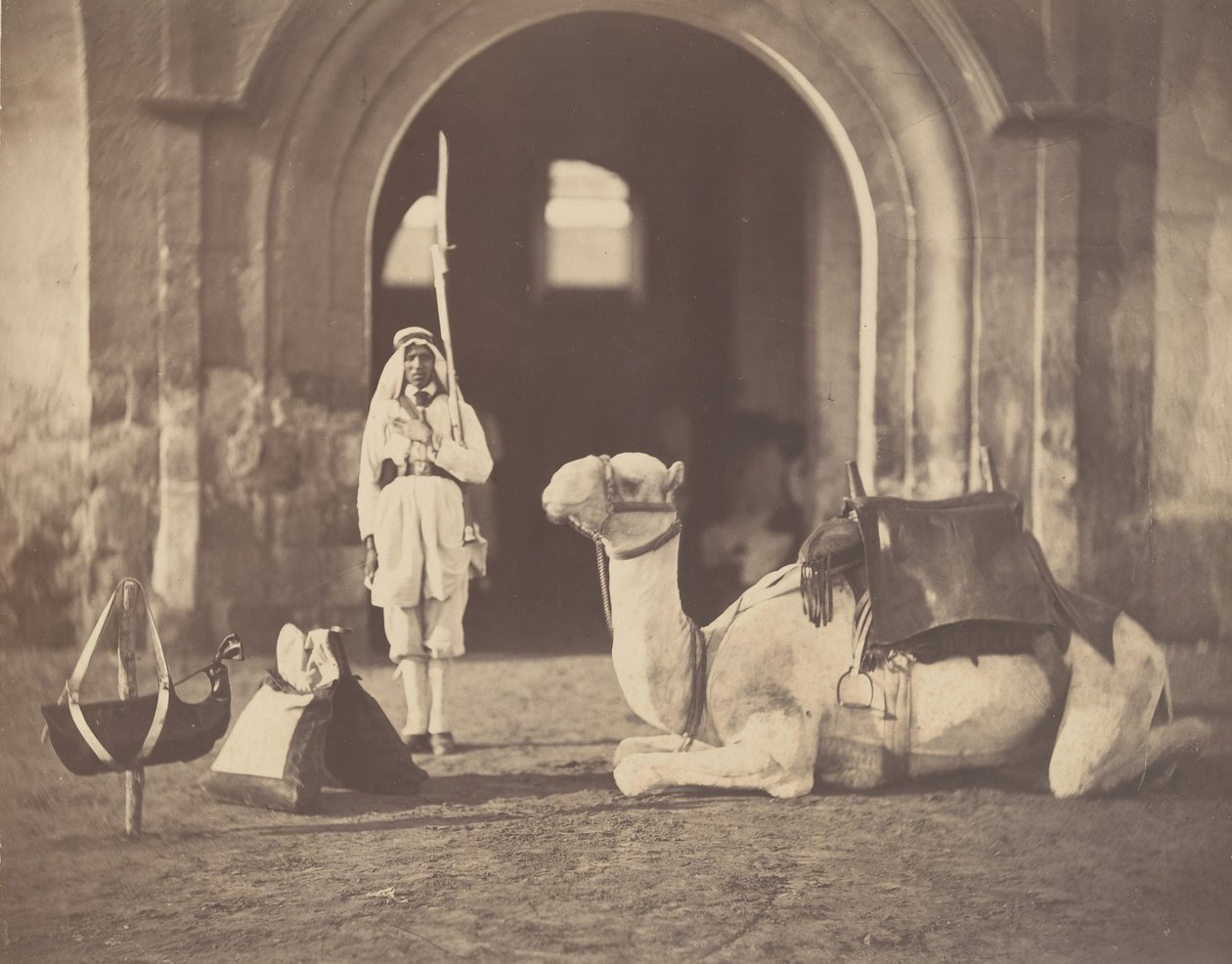 [Soldat og militær kamel], 1866. af Gustave Le Gray
