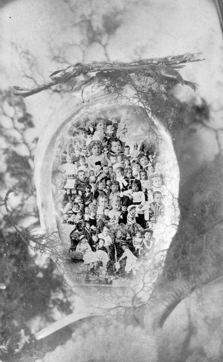 Sammensat foto af børn overlejret i en abaloneskal, udført i stil med The Gems of British Columbia, ca. 1880 (bw-foto) af Hannah Maynard