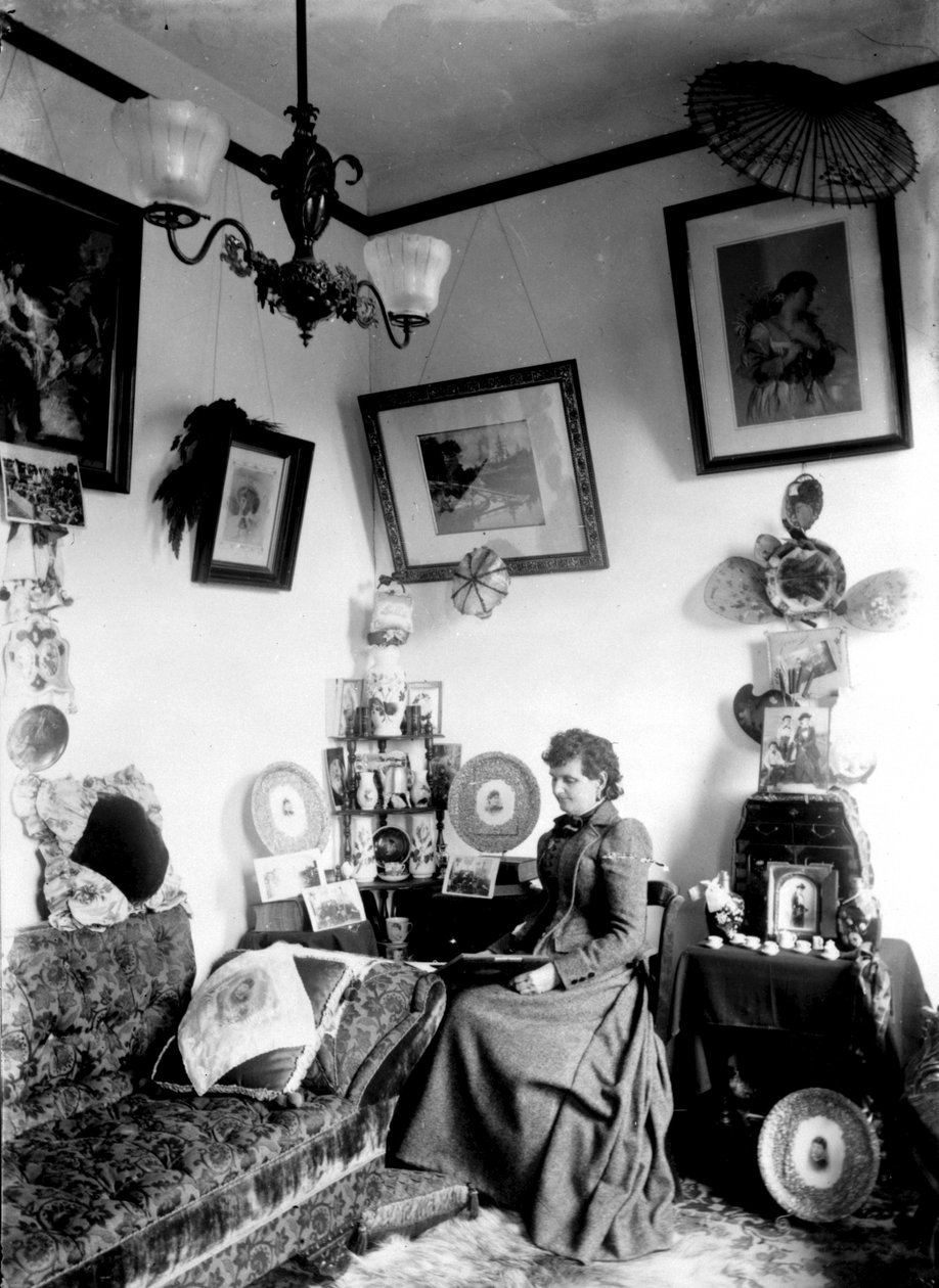 Hannah Maynard derhjemme, ca. 1890 (bw-foto) af Hannah Maynard