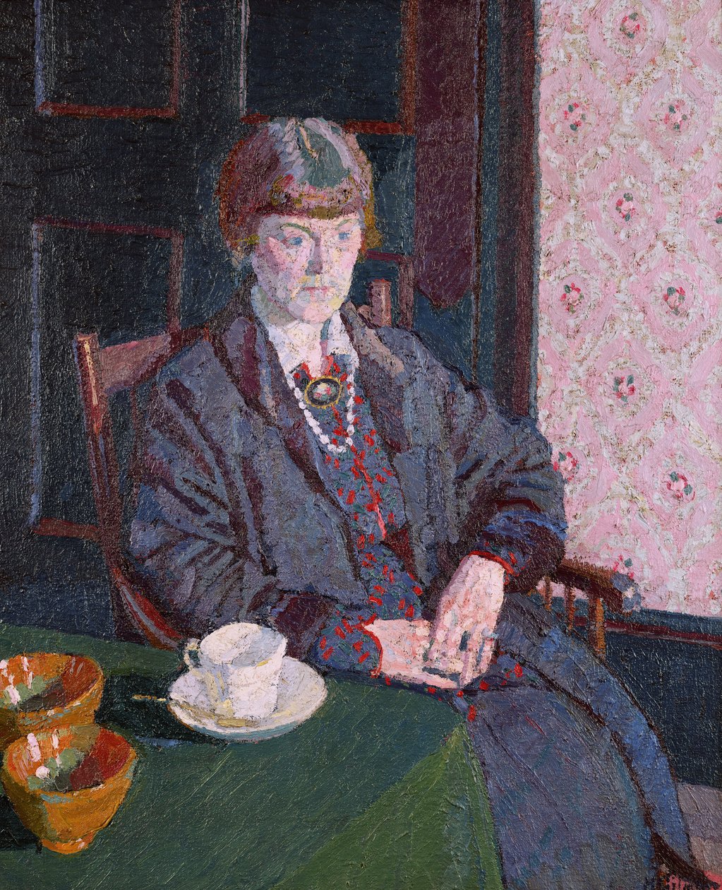 Kvinde sidder ved et bord af Harold Gilman