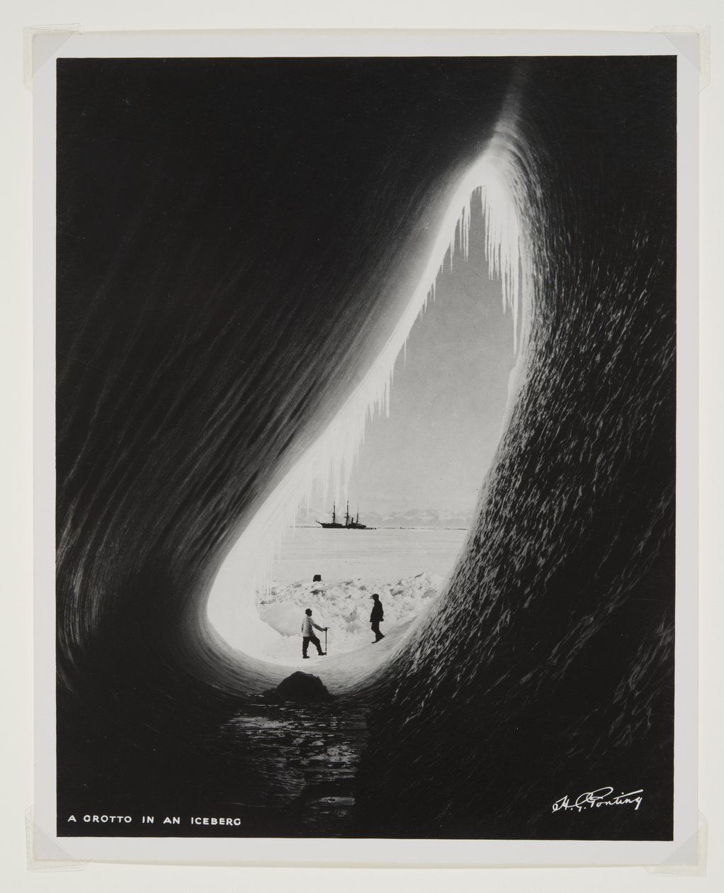 En grotte i et isbjerg (bromidtryk) af Herbert Ponting