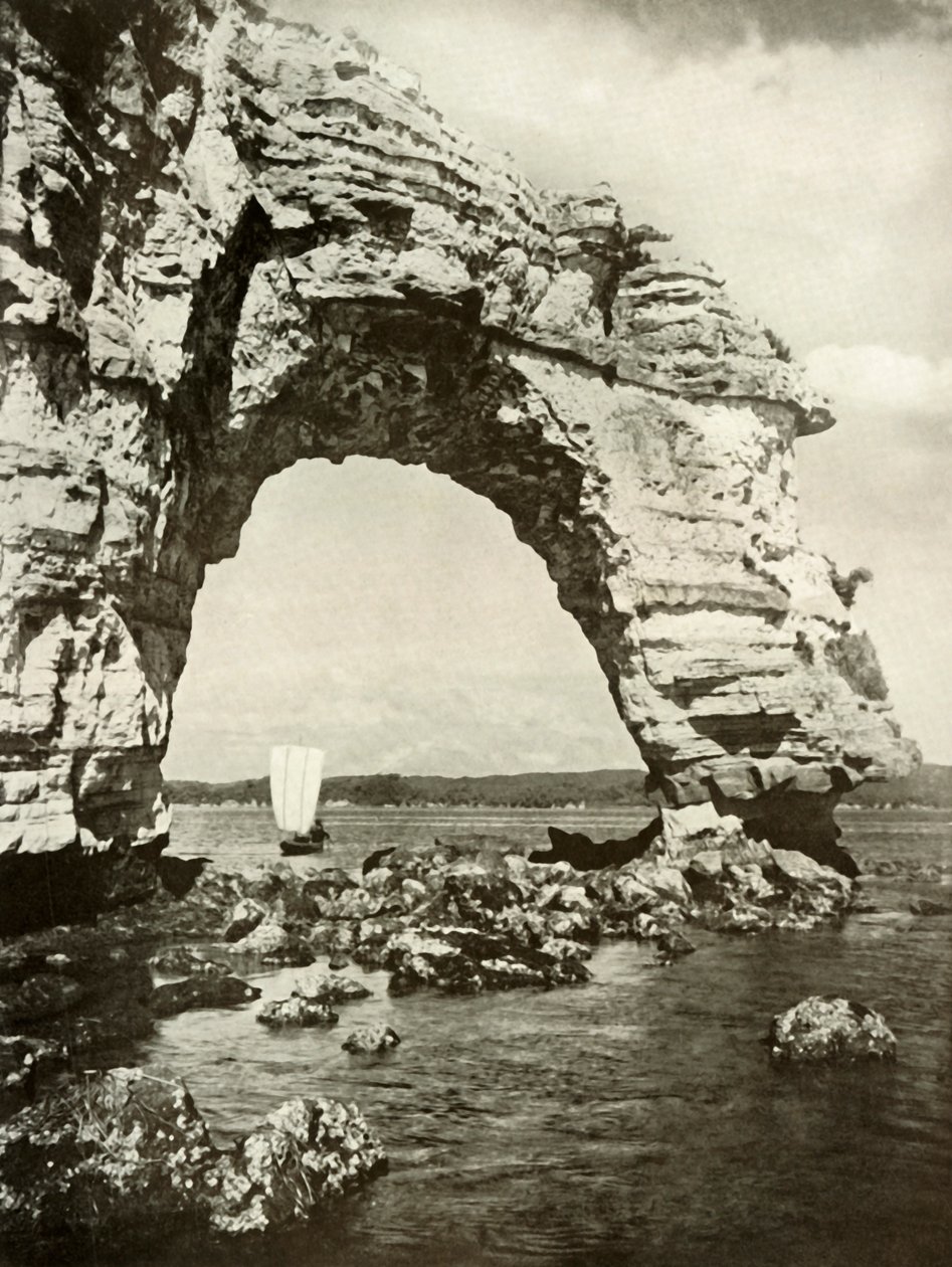 En havbåret bue ved Matsushima, 1910. af Herbert Ponting