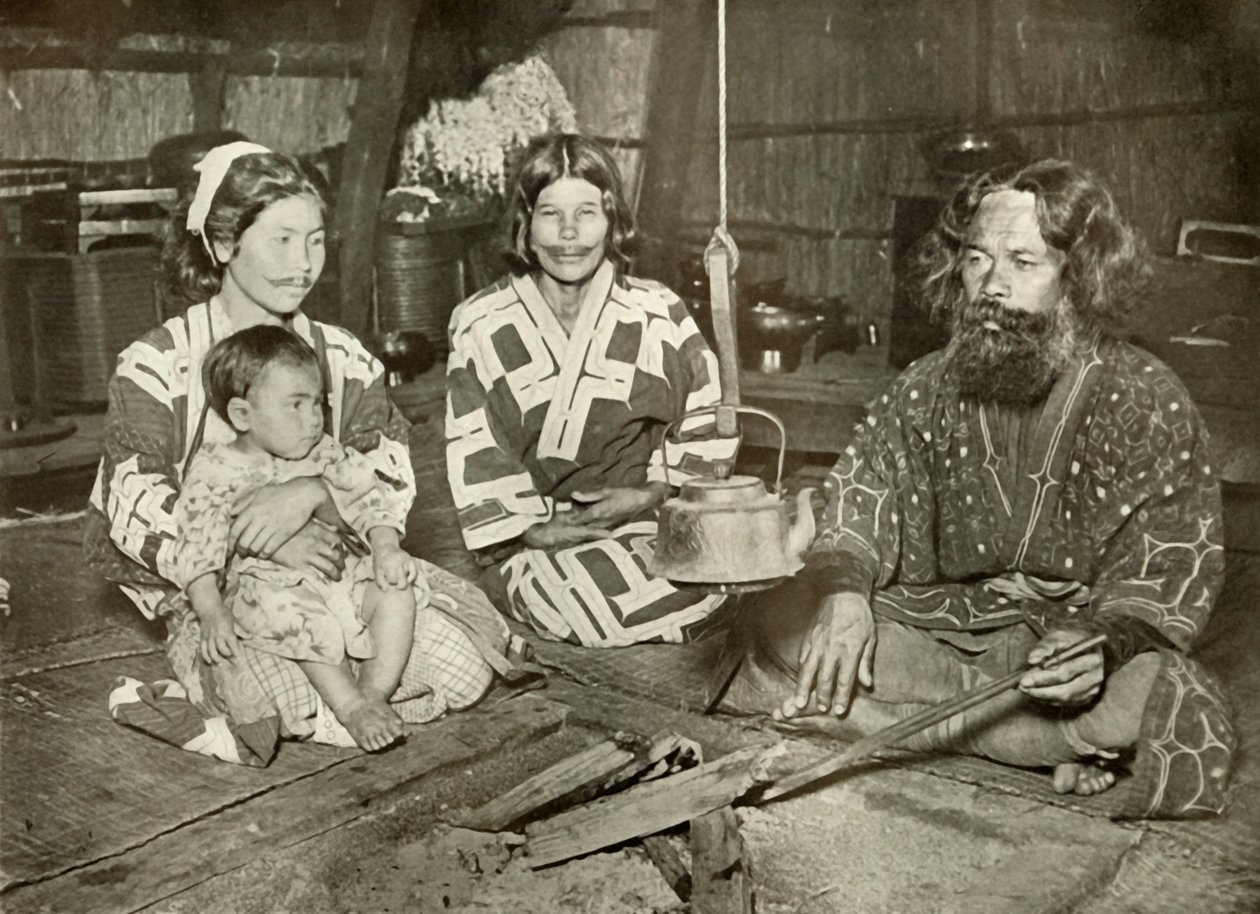 Ainu Man and Women at Home, 1910. af Herbert Ponting