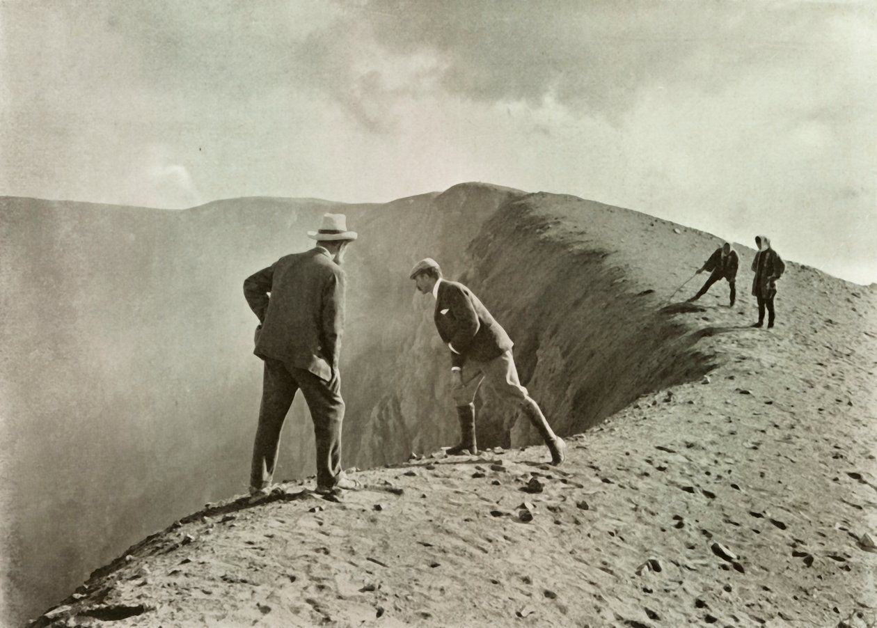 Ved Craters Brink, Asama-Yama, 1910. af Herbert Ponting
