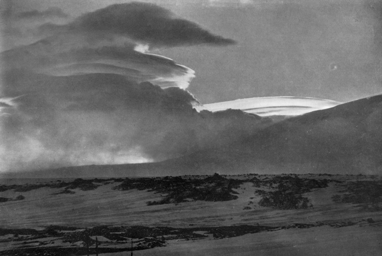 Whaleback Clouds Over Mount Erebus, c19101913, 1913. af Herbert Ponting
