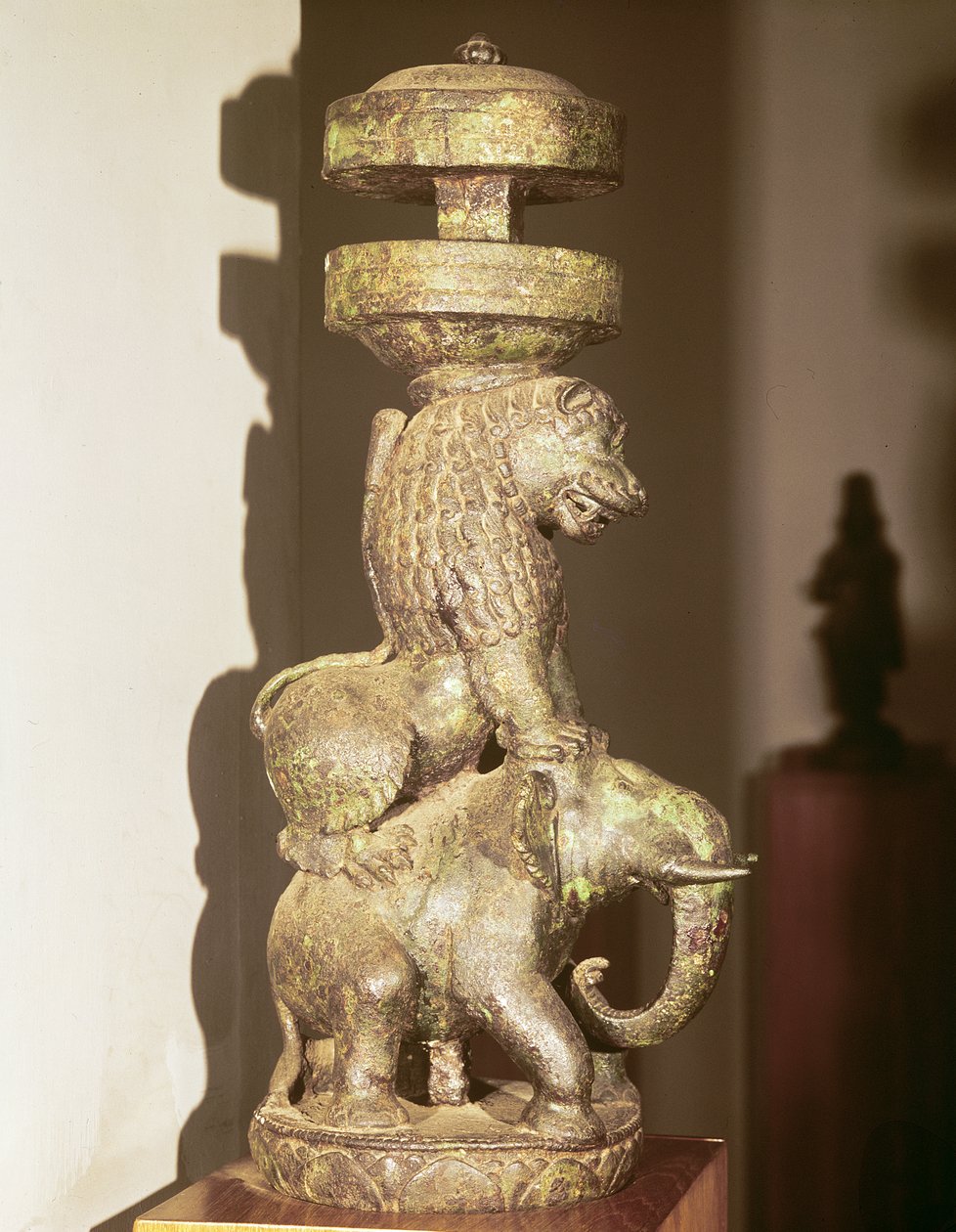 Skulptur af en løve monteret på en elefant, fra Nalanda, Bihar, 9.-10. århundrede (bronze) af Indian School