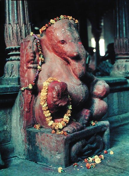 Elefantguden Ganesh (malet sten) af Indian School