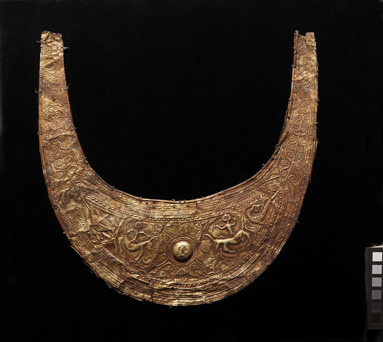 Halvmåneformet ornament (tobelo) af Indonesian School
