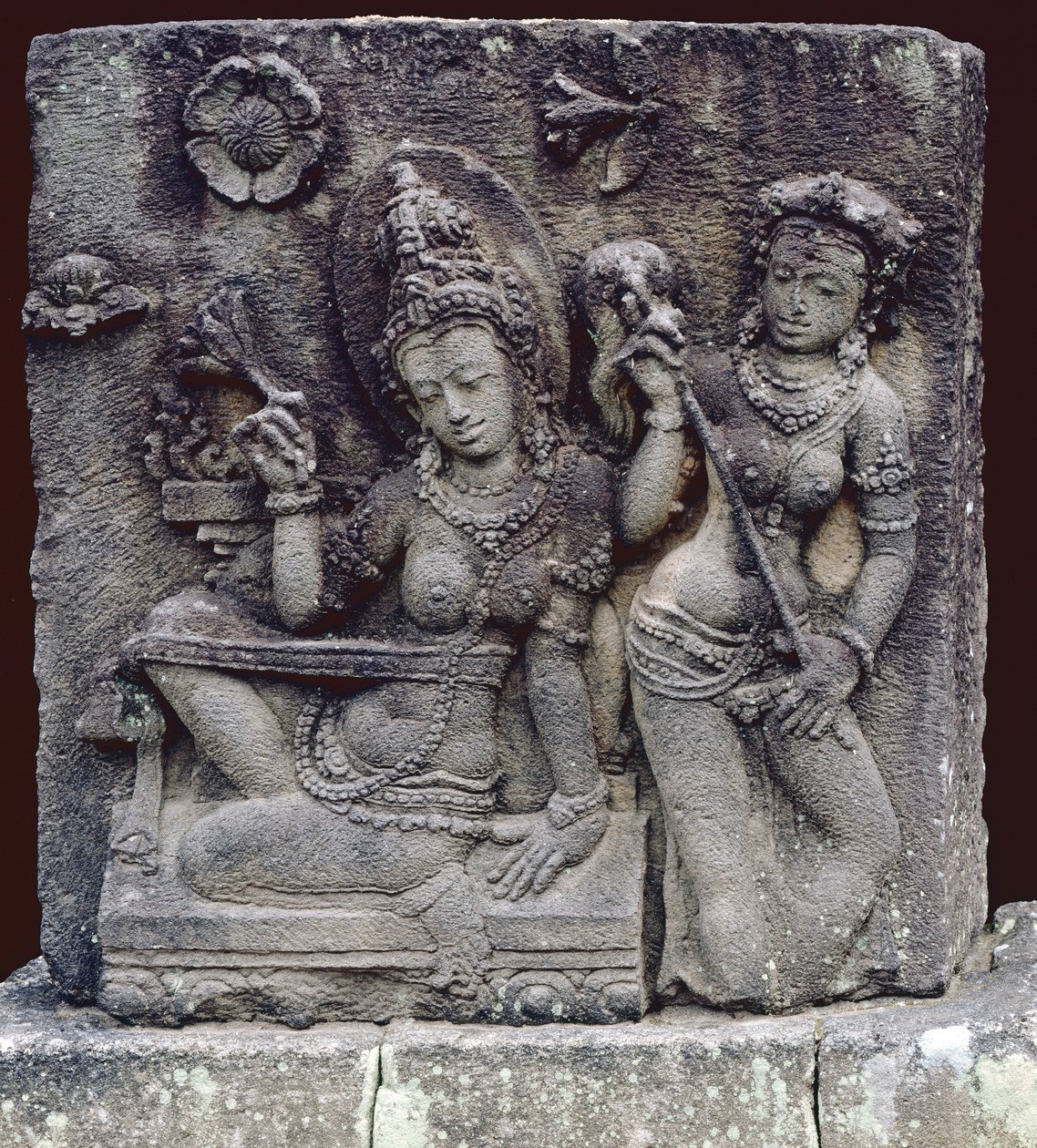 Siddende dronning (andesite) af Indonesian School