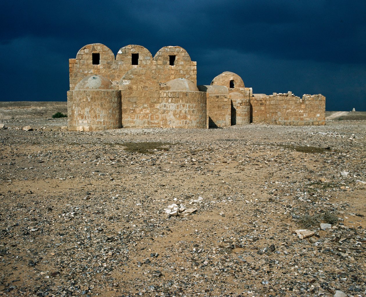Udsigt over Qasr Amra, ørkenslotte (711-715) af Islamic School