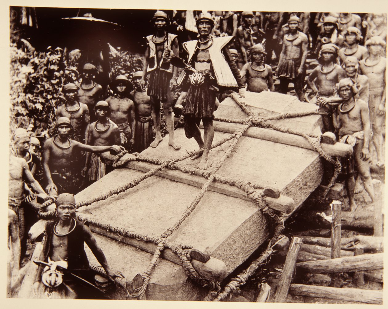 Nias-folk, der transporterer en megalit, ca. 1920 af Italian Photographer