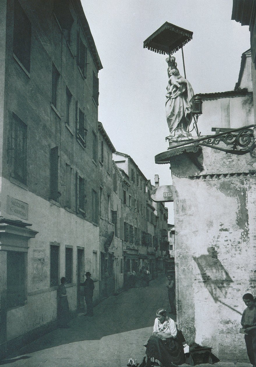 Udsigt over Salizzada San Giustina af Italian Photographer