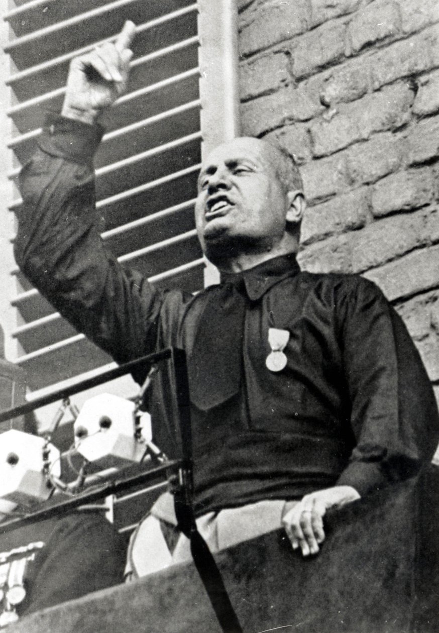 Mussolini i sort skjorte af Italian Photographer