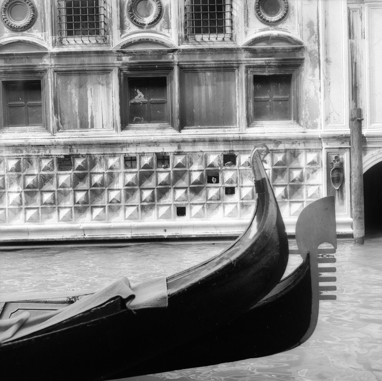Træd gondol i en venetiansk kanal af Italian Photographer