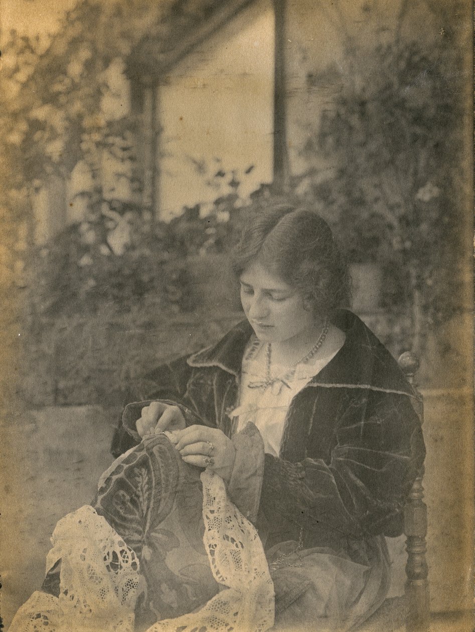 Kvinde syr blondekjole, Italien, ca. 1910 af Italian Photographer
