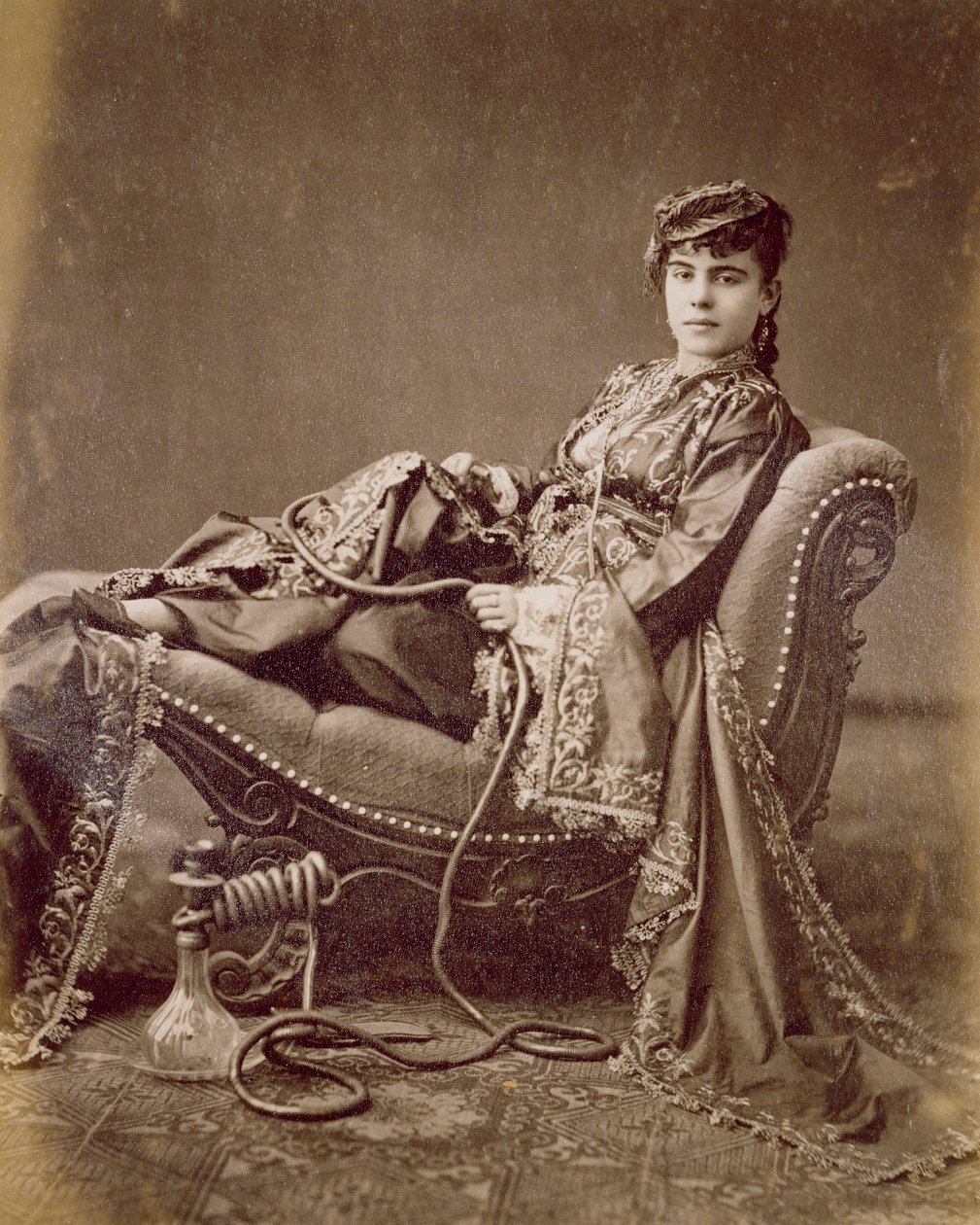 En siddende tyrkisk dame, ca. 1880 (albumintryk) af J. Pascal Sebah