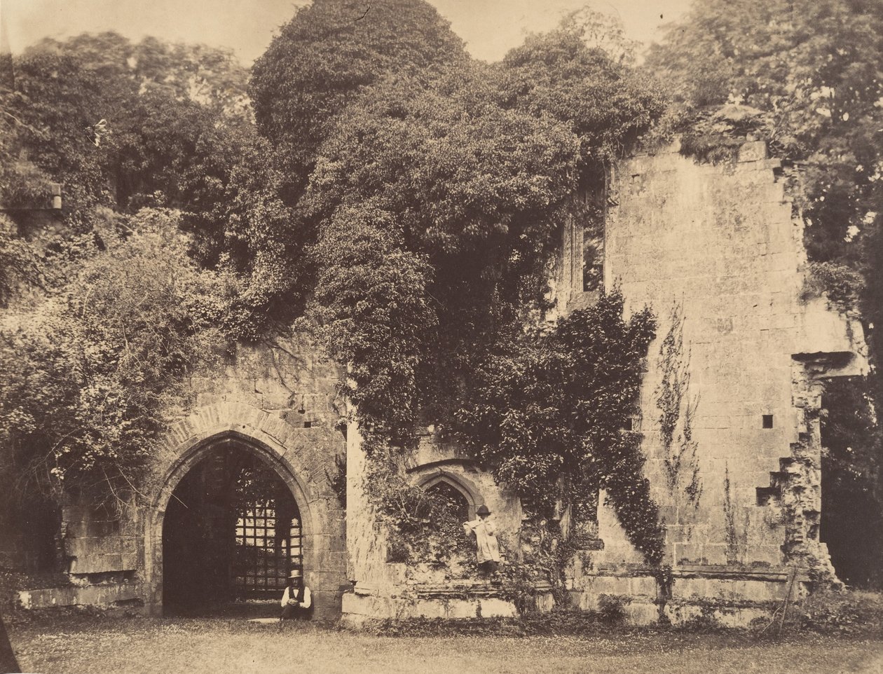 Old Gateway, Raglan Castle, Monmouthshire, 1855. af J. Holden