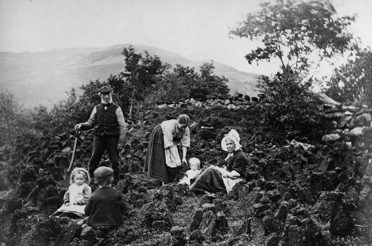 Crofting Family Cutting Peat, af James Valentine