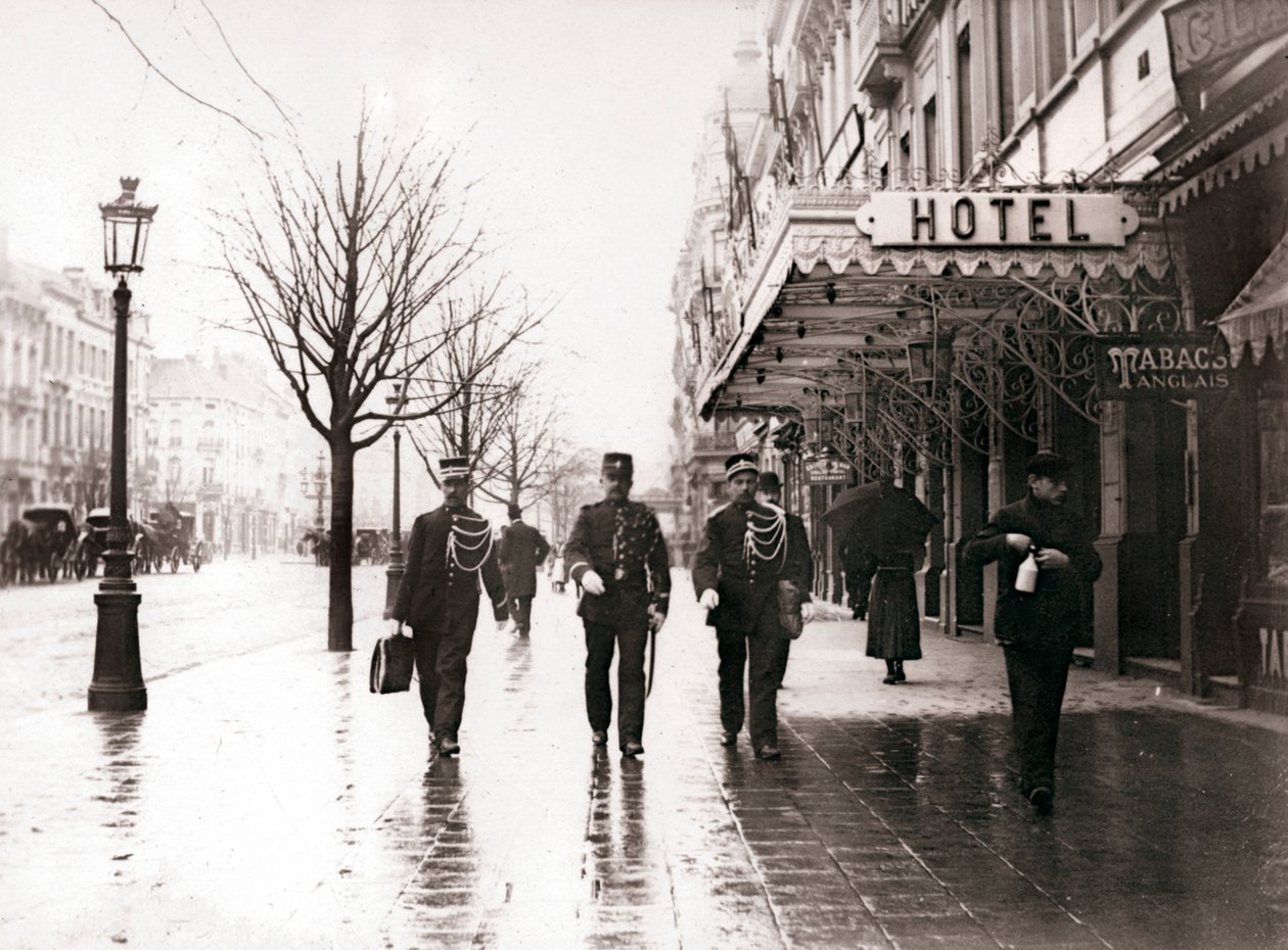 Vagter på gaden, Bruxelles, 1898. af James Batkin