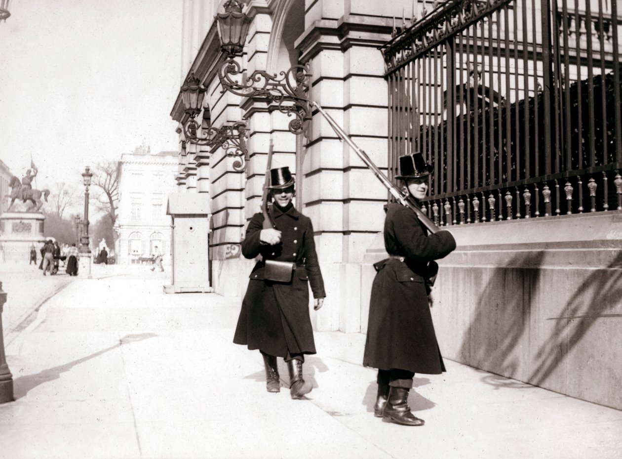 Vagtpatruljering, Bruxelles, 1898. af James Batkin