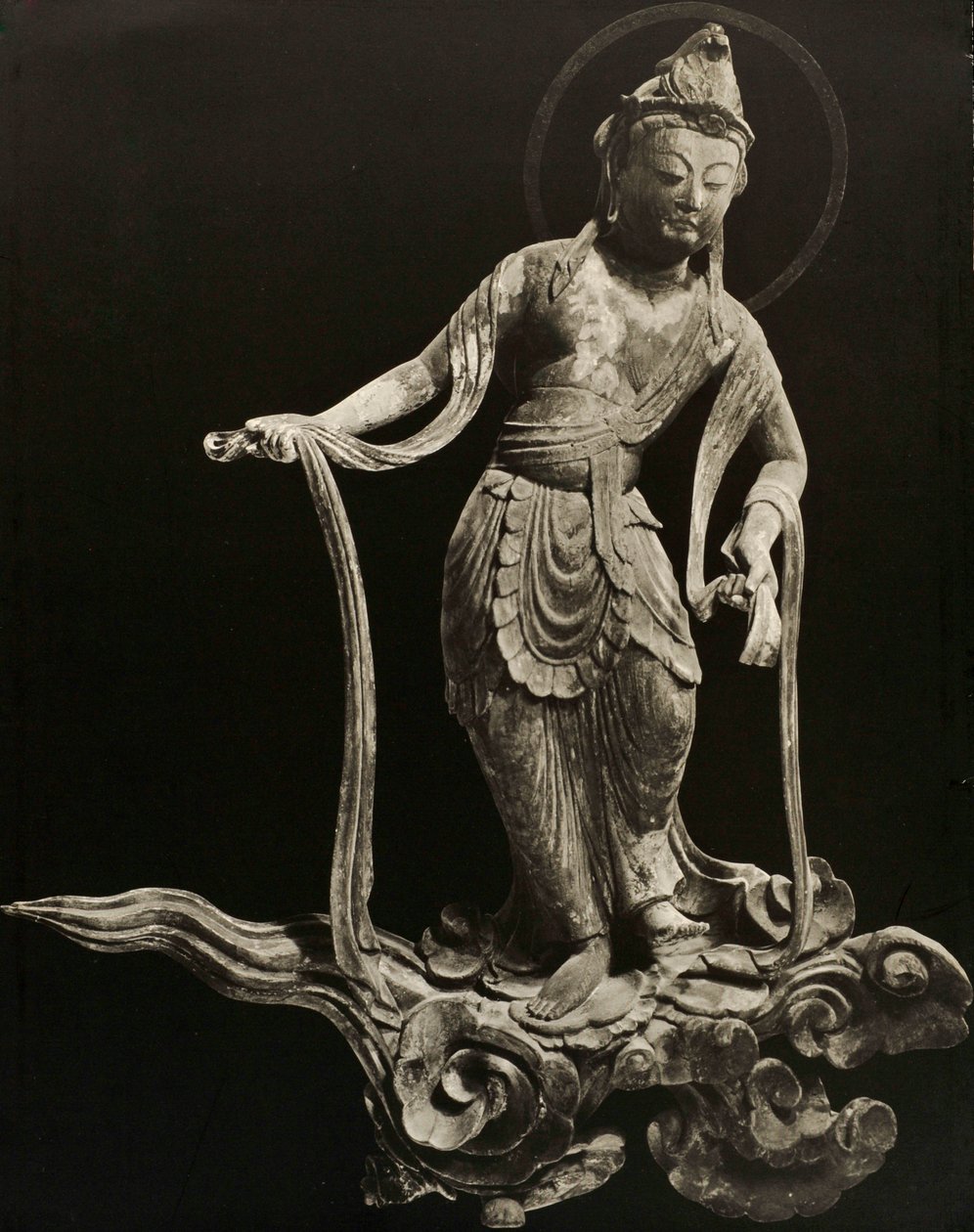 Bosatsu, der spiller musikinstrument, fra det 11. århundrede, Late Heian Period, Byodo-In, Kyoto, 1950 af Japanese Photographer