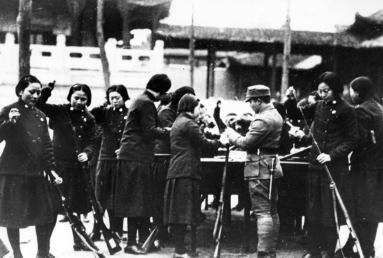 Japanske kvinder, der lader geværer, ca.1920-30 af Japanese Photographer