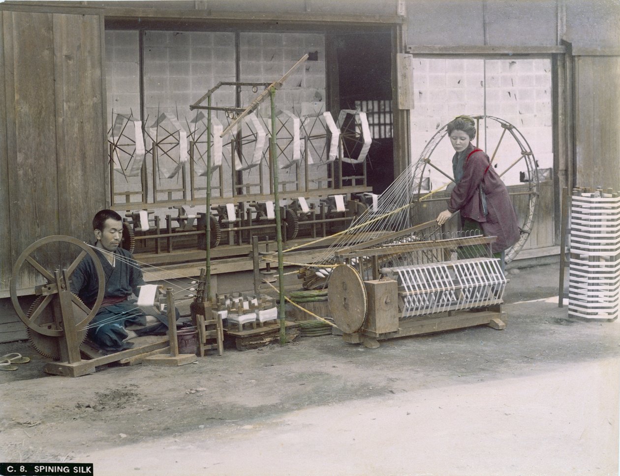 Silkespinding i Japan, ca. 1900 (håndkoloreret foto) af Japanese Photographer