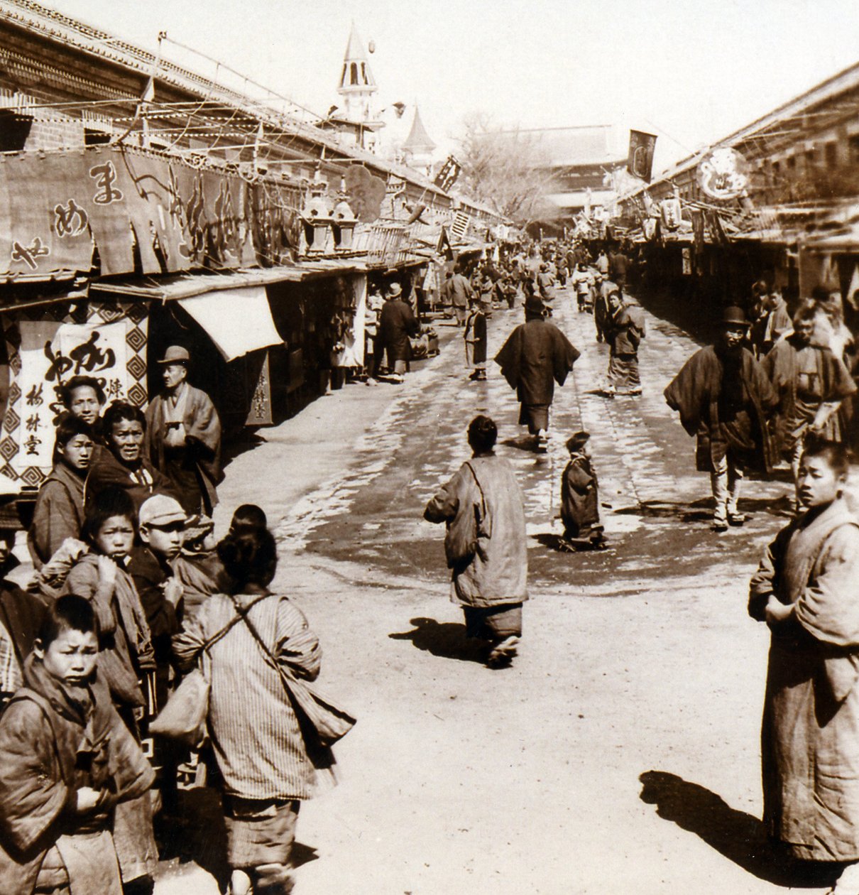 Gadescene i Asakusa-distriktet i Tokyo, Japan, ca. 1900 (albumfoto) af Japanese Photographer