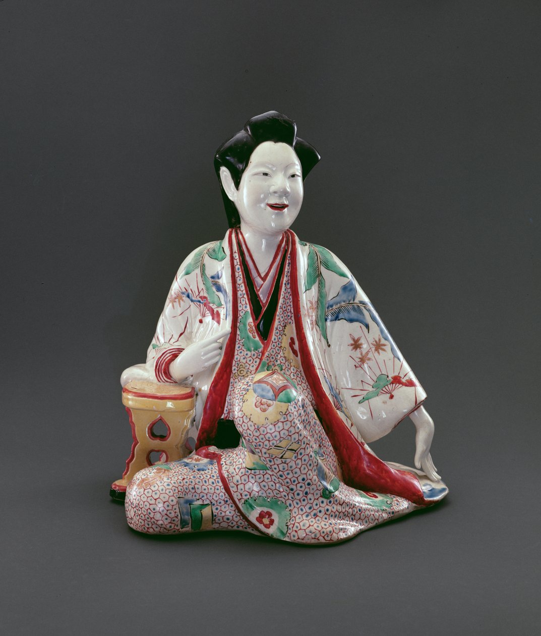 Siddende figur, Edo-perioden (1615-1868), ca. 1670-90 (porcelæn med overglasur emaljering og forgyldt) af Japanese School