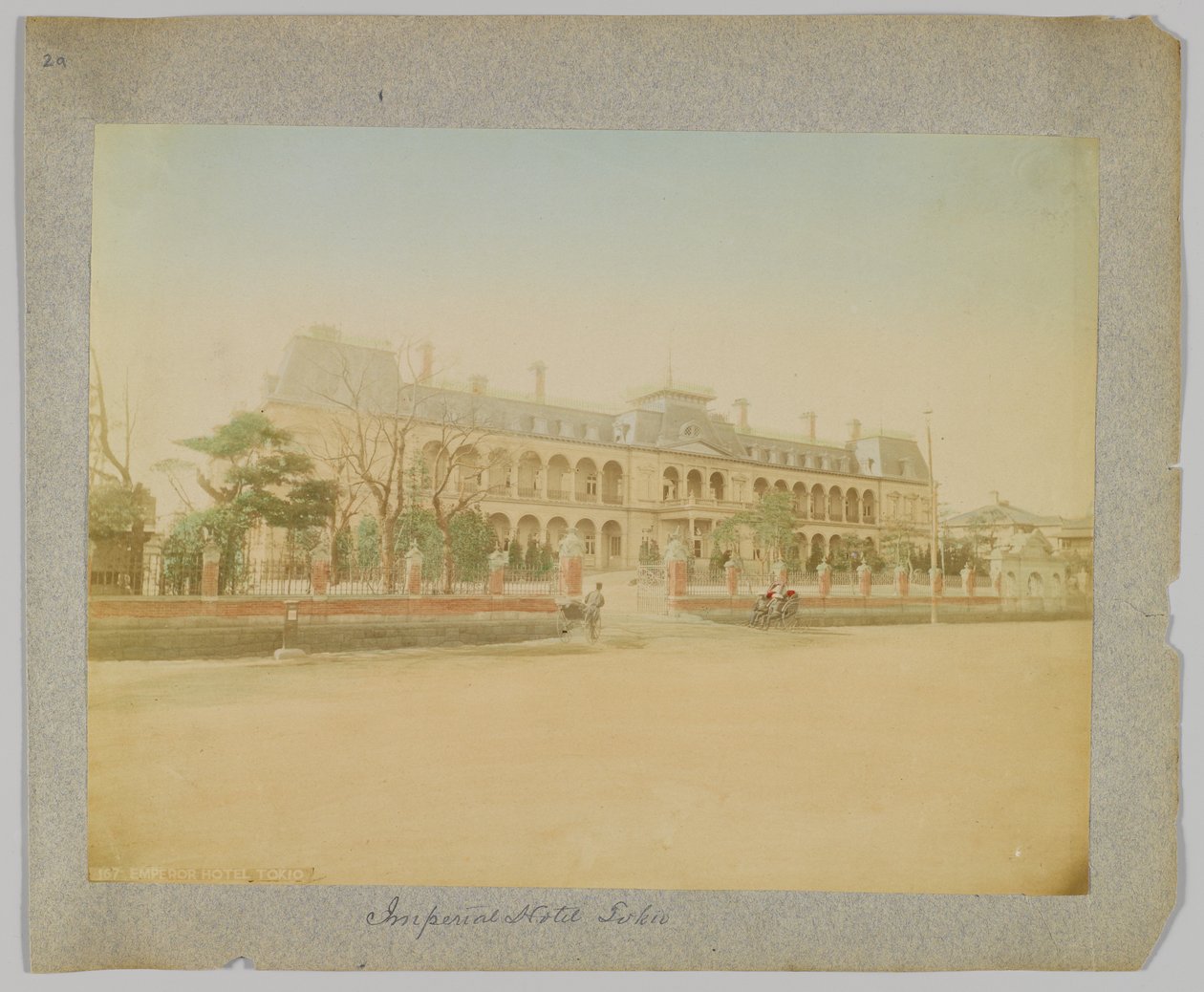 Imperial Hotel, Tokyo, Japan (håndfarvet sort/hvid foto) af Japanese Photographer
