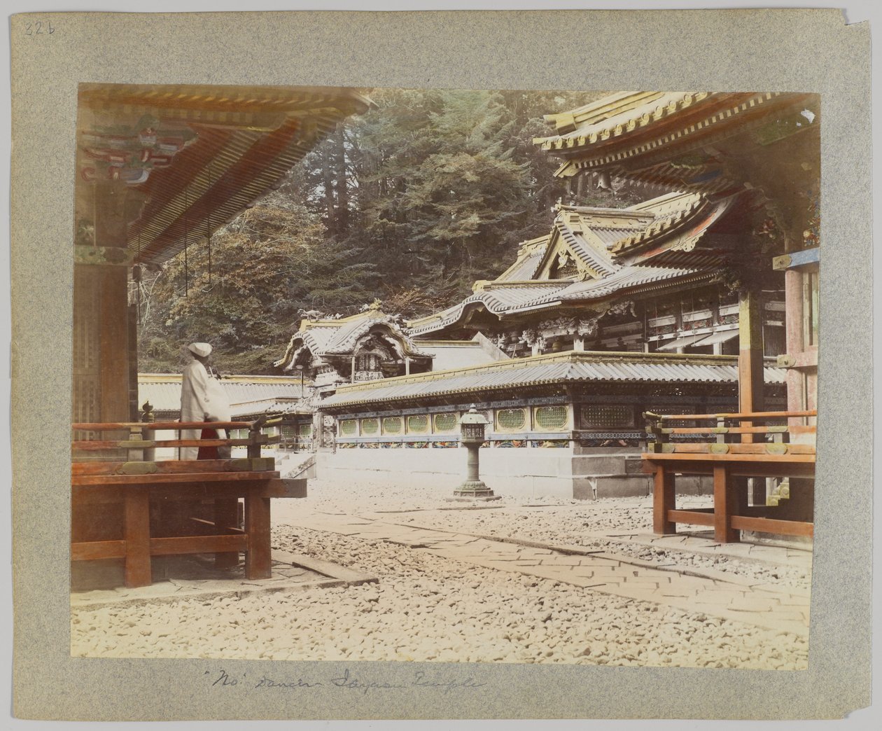 Tōshō-gū, Nikko, Japan (håndfarvet sort/hvid foto) af Japanese Photographer