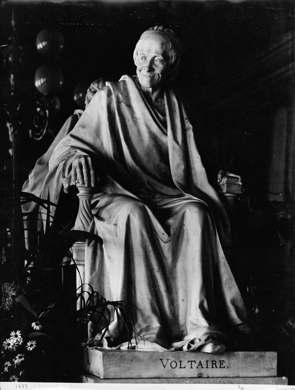 Siddende skulptur af Voltaire (1694-1778) (marmor) af Jean Antoine Houdon