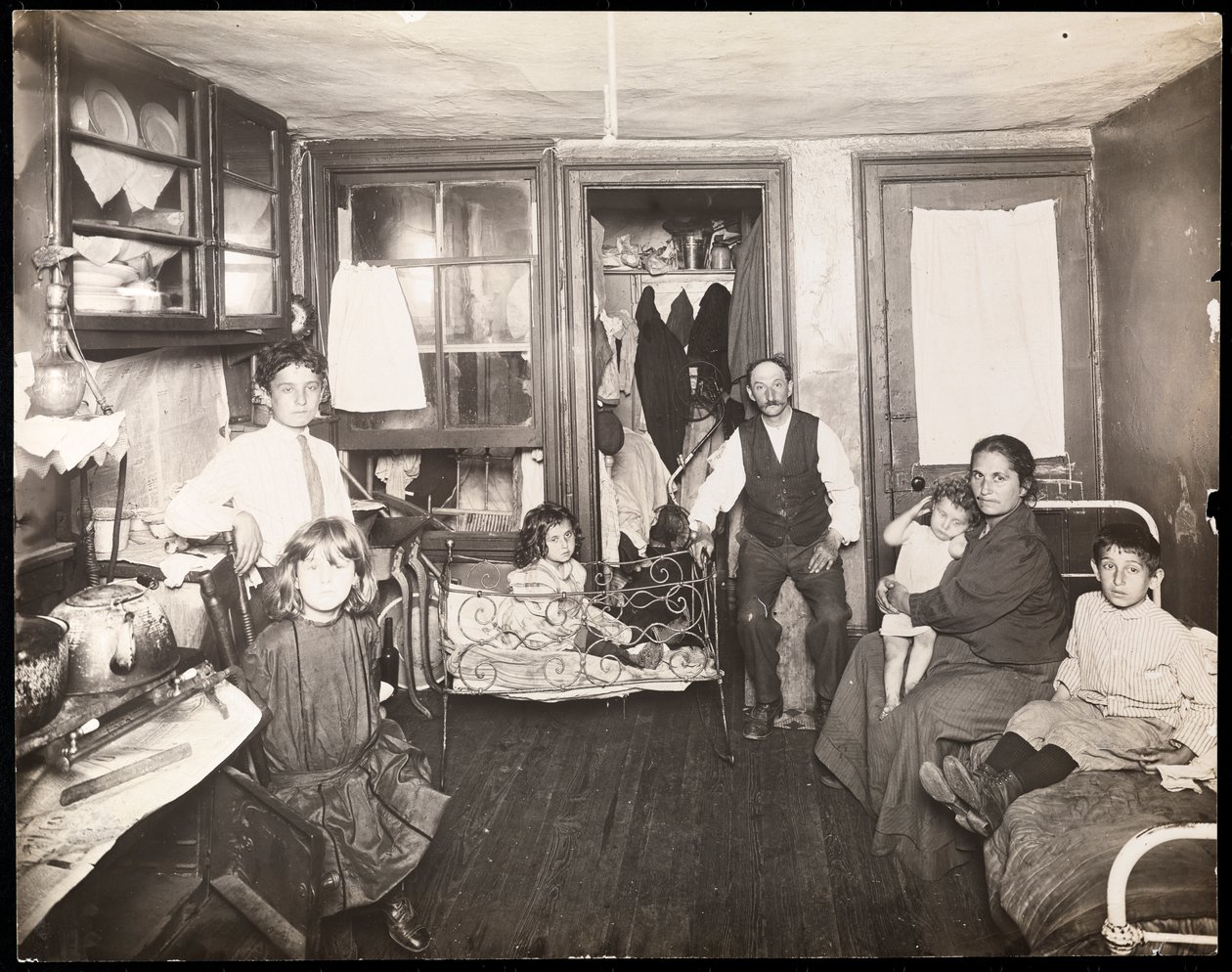 Familie i værelse i lejebolig, ca. 1910 (gelatine sølvtryk) af Jessie Tarbox Beals