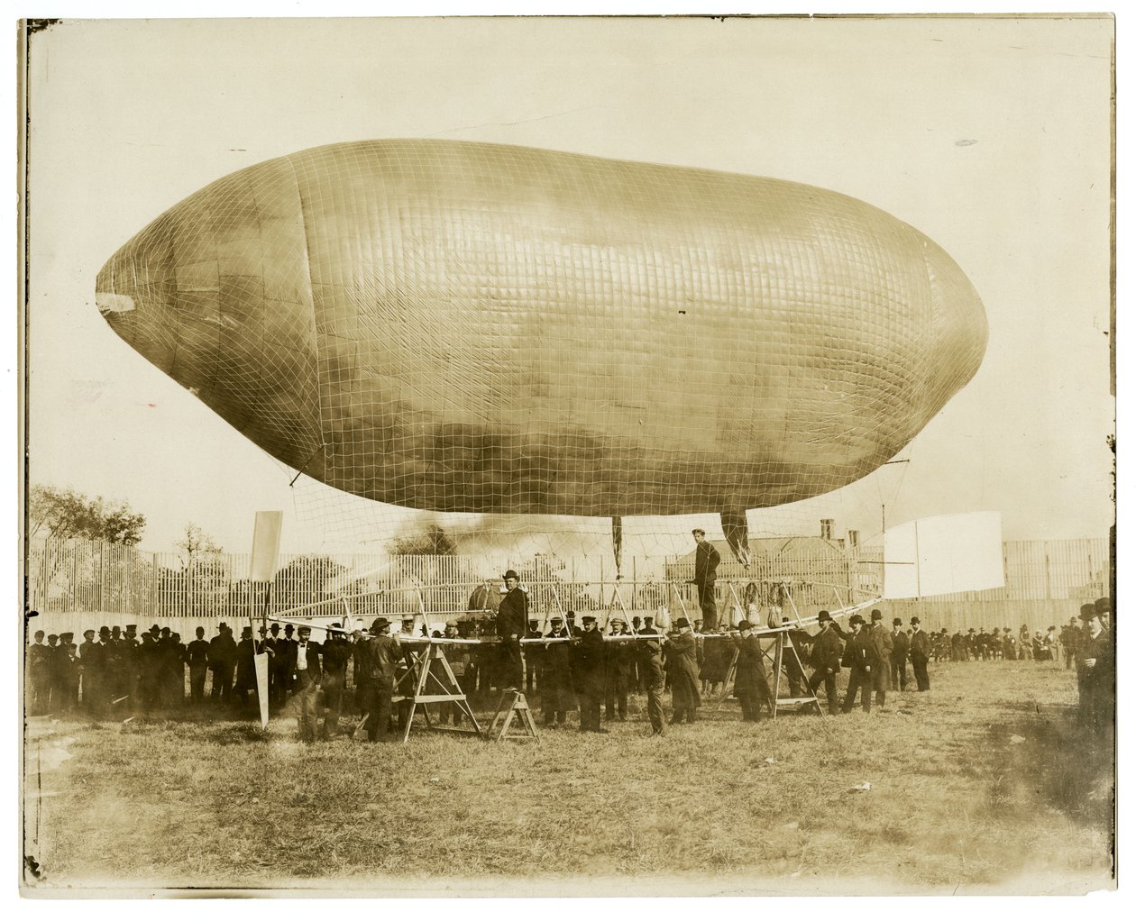 Luftskibet "California Arrow" af Jessie Tarbox Beals