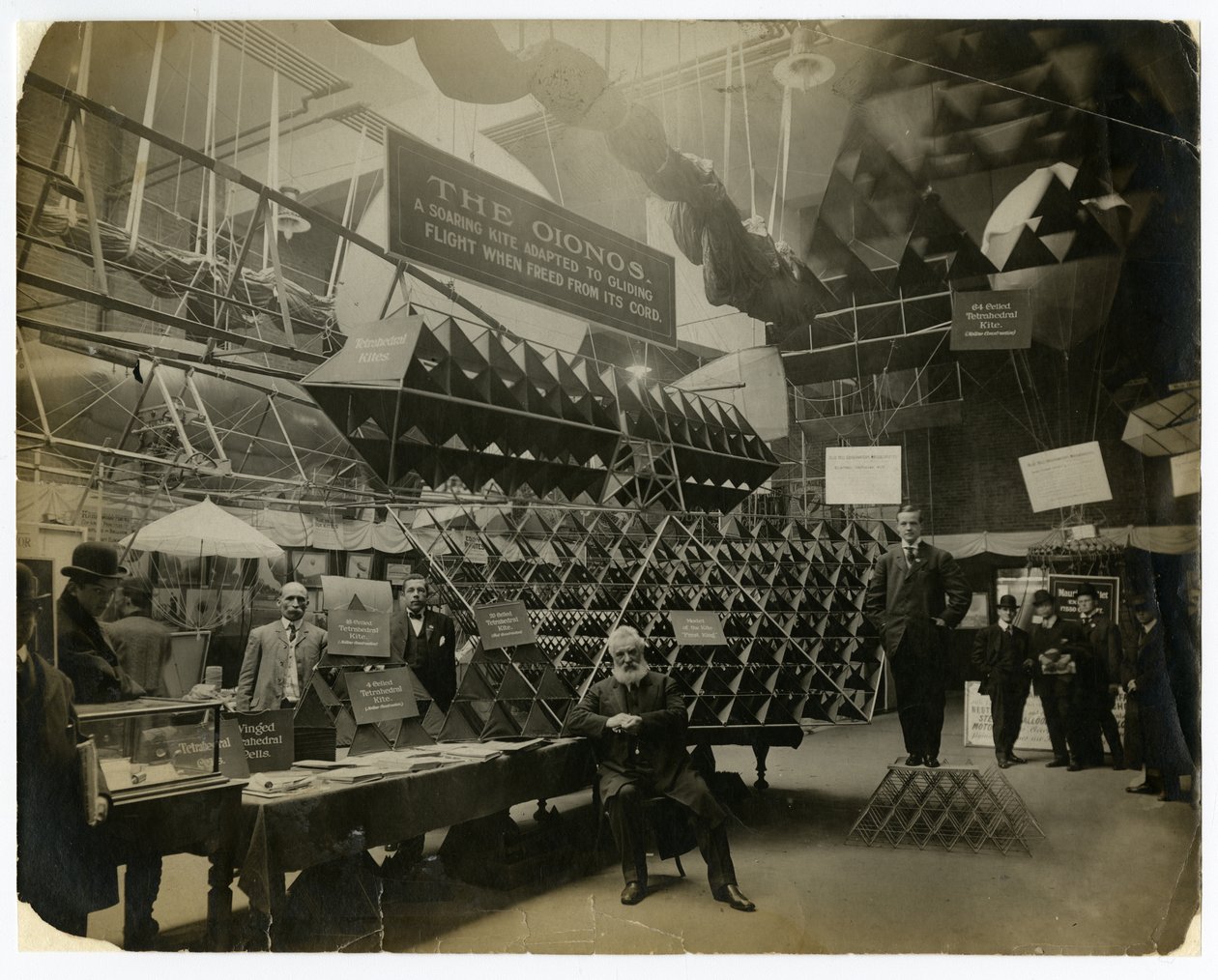 Drage display af Jessie Tarbox Beals
