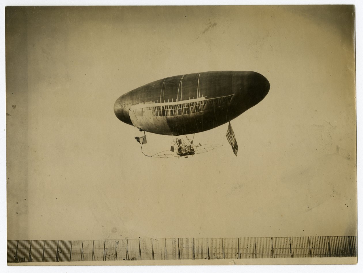 Luftskibet "Ville de St Mande" af Jessie Tarbox Beals