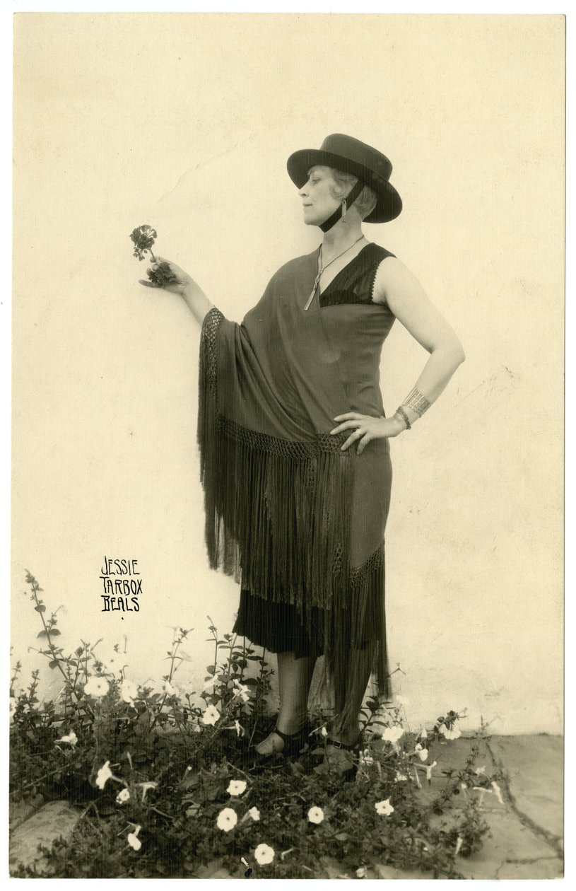 Kvinde med en blomst, ca. 1905-40 af Jessie Tarbox Beals