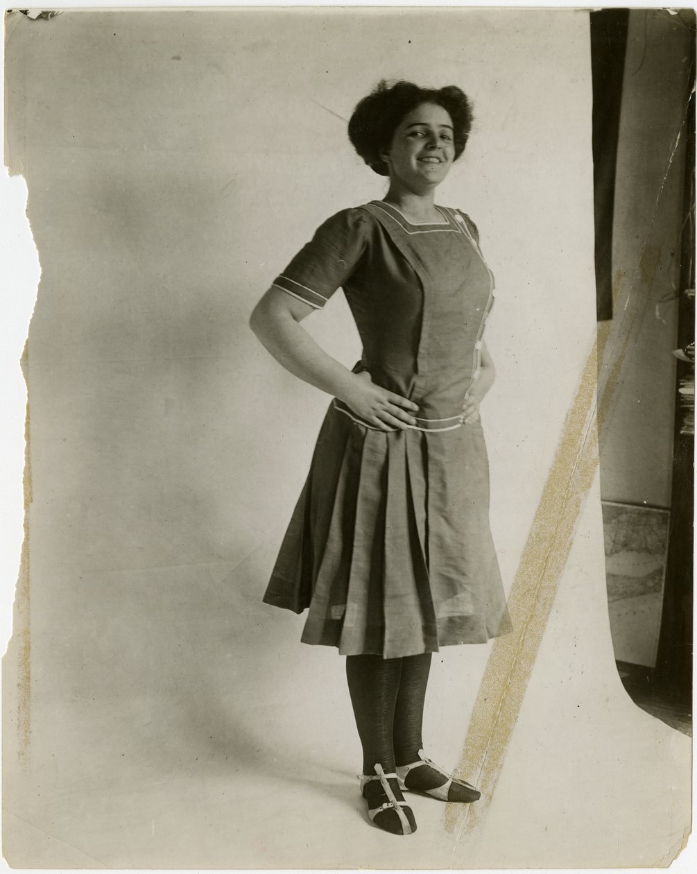 model med arme akimbo, ca. 1905-11 af Jessie Tarbox Beals