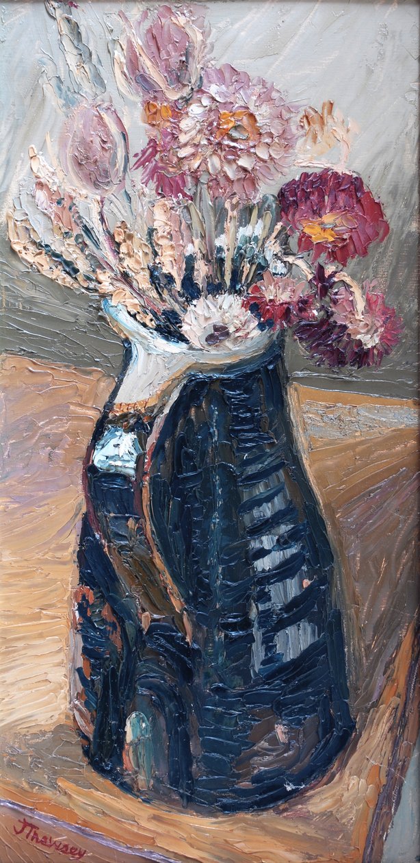 Tørrede blomster i en Bernard Leach-kande 2000 (olie) af Joan Thewsey