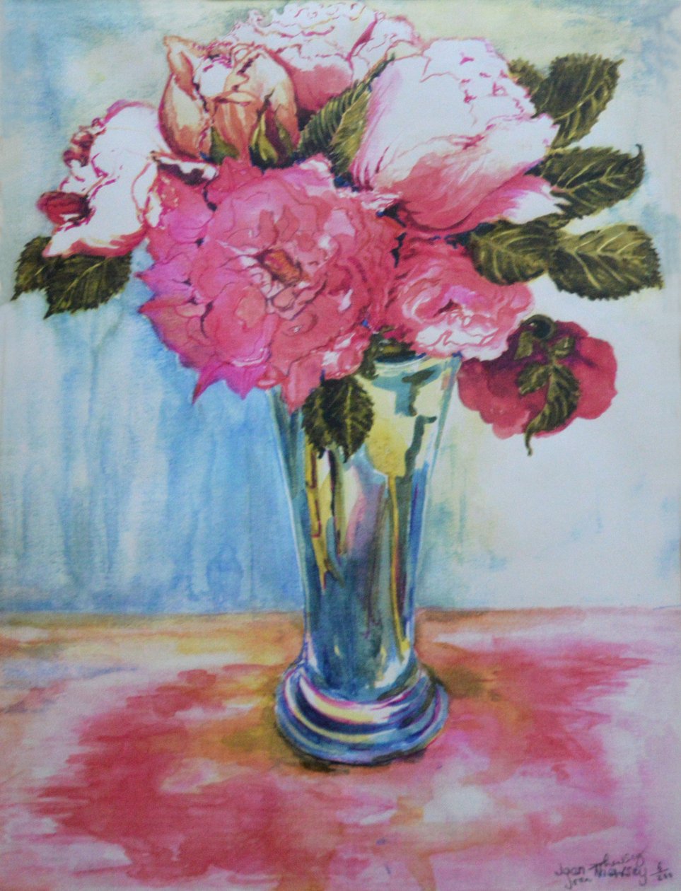Pink Roses in a Blue Glass, 2000, af Joan Thewsey