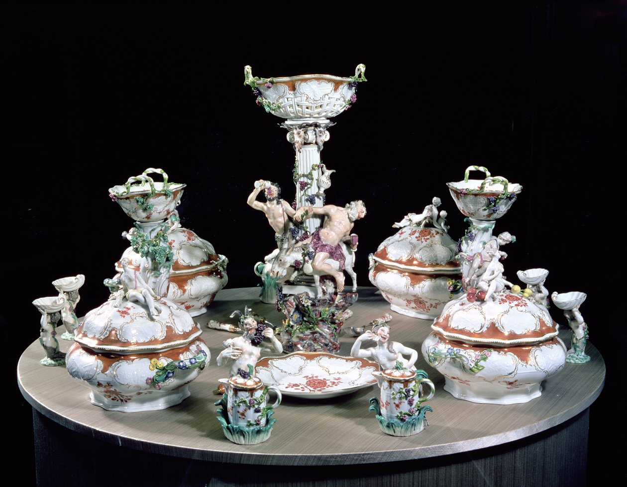 Del af en Meissen-middagsservice bestilt af Frederik den Store til general von Mollendorf, dekoreret med figurer af satyre og Silenus og et æsel, 1761 (porcelæn) af Johann Joachim Kaendler