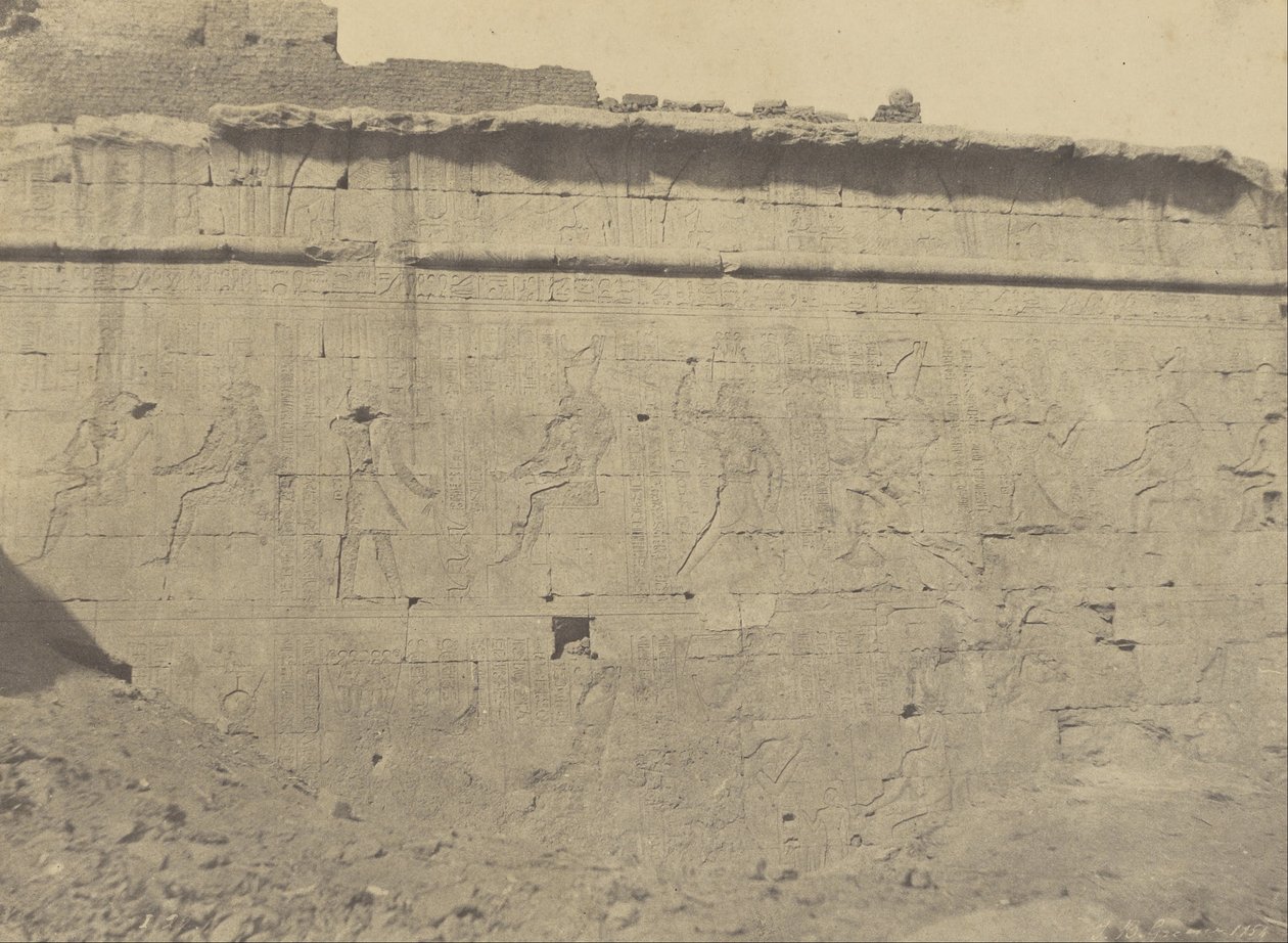 (Edfu, skulpturer og indskrifter af den østlige facade af indhegningsvæggen) af John Beasly Greene