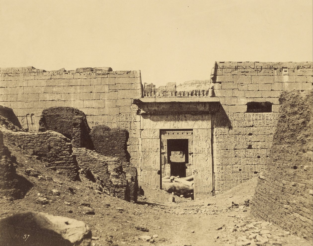 (Medinet-Habu, Ramses Meyamun-paladset, indgangen til den anden gård) af John Beasly Greene