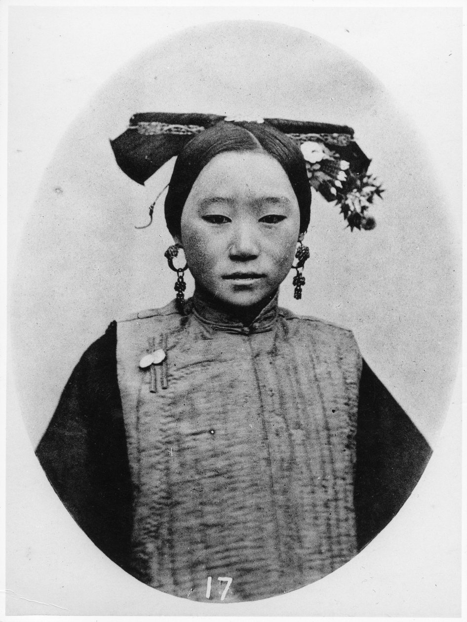 Frontalfoto af frisure af en gift mandu-matron, ca. 1867-72 af John Thomson