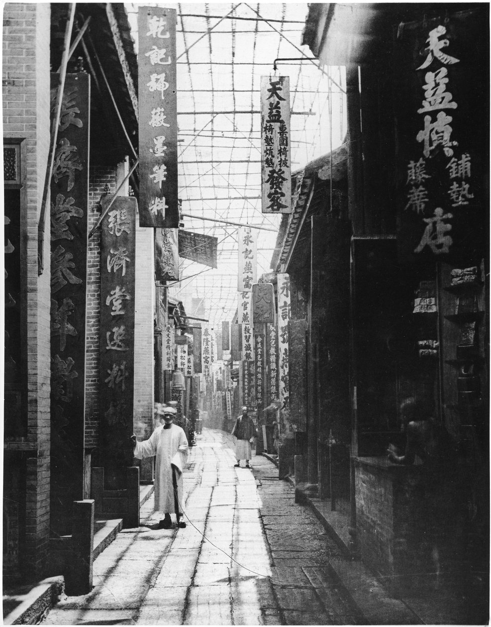Physic Street, Canton, ca. 1867-72 (sort-hvidt fotografi) af John Thomson